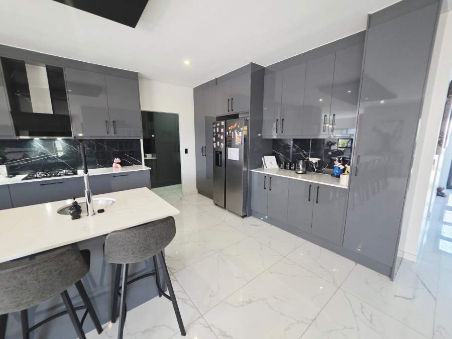 5 Bedroom Property for Sale in Sandown Western Cape